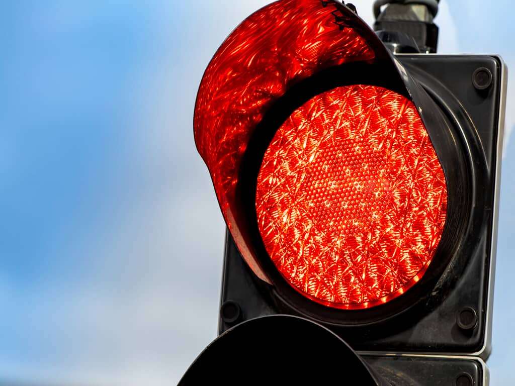 is-it-illegal-to-use-a-phone-at-a-red-light-in-florida